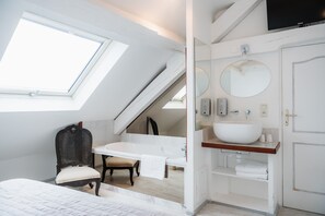 Habitación cuádruple estándar | Baño | Artículos de higiene personal ecológicos, secador de pelo y toallas