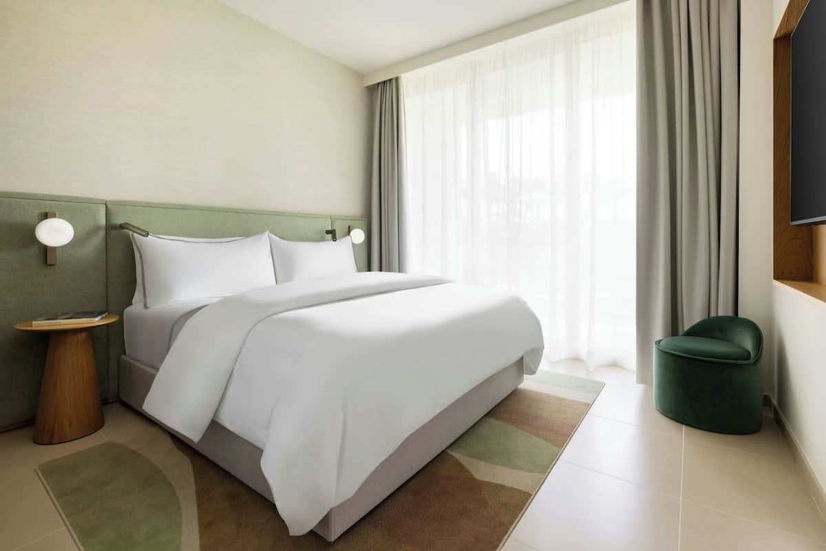 Deluxe-rum - 1 kingsize-säng - balkong - utsikt mot resort | 1 sovrum, minibar och värdeförvaringsskåp på rummet