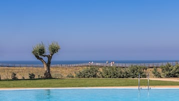 6 piscines extérieures, parasols de plage, chaises longues