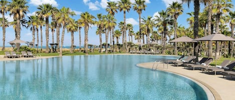 6 outdoor pools, pool umbrellas, pool loungers