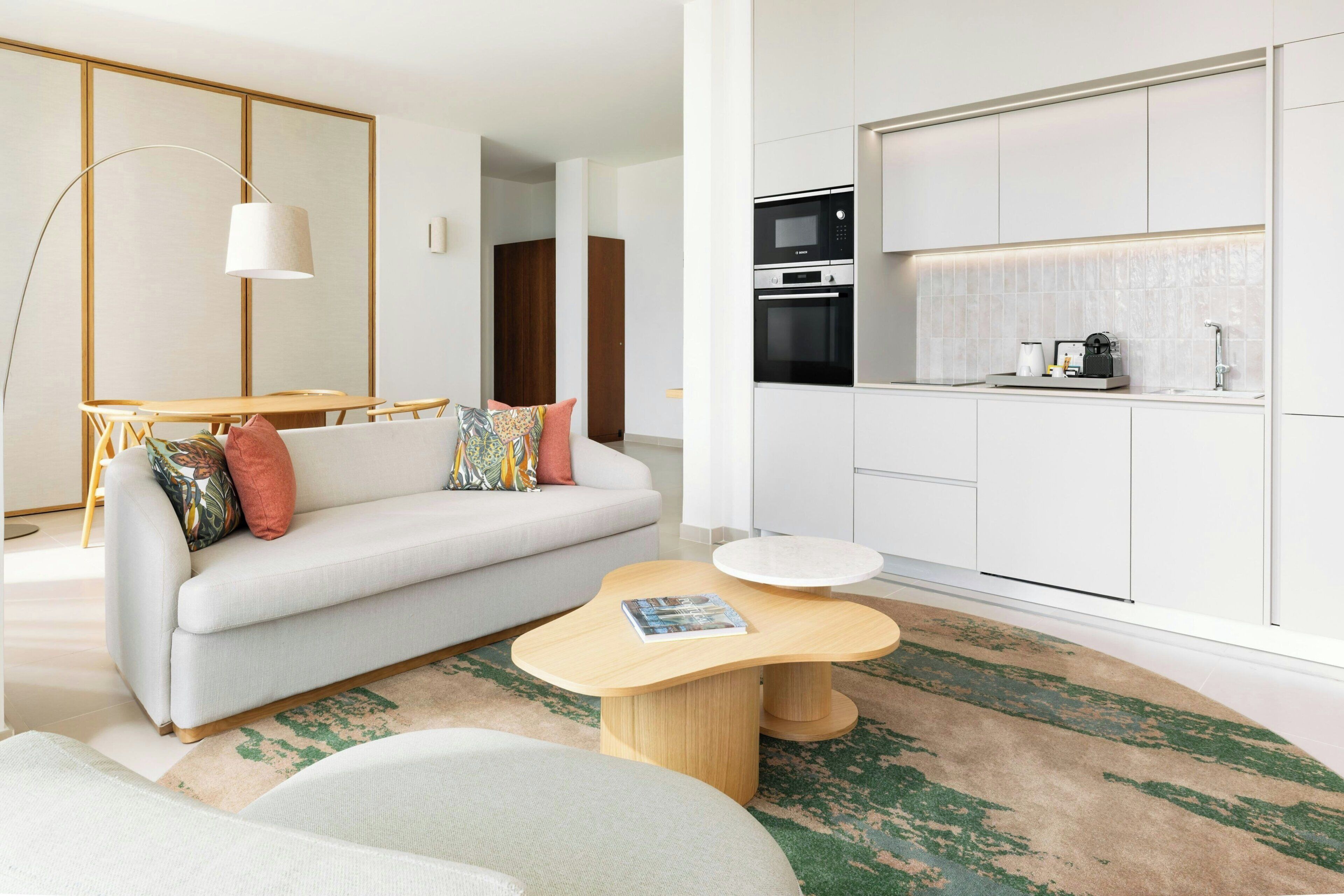 Suite, 2 chambres, vue sur le complexe | Salle de séjour | Téléviseur ACL, films payants