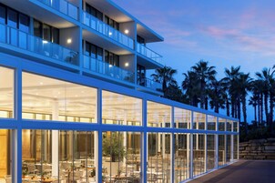 2 restaurants, breakfast served