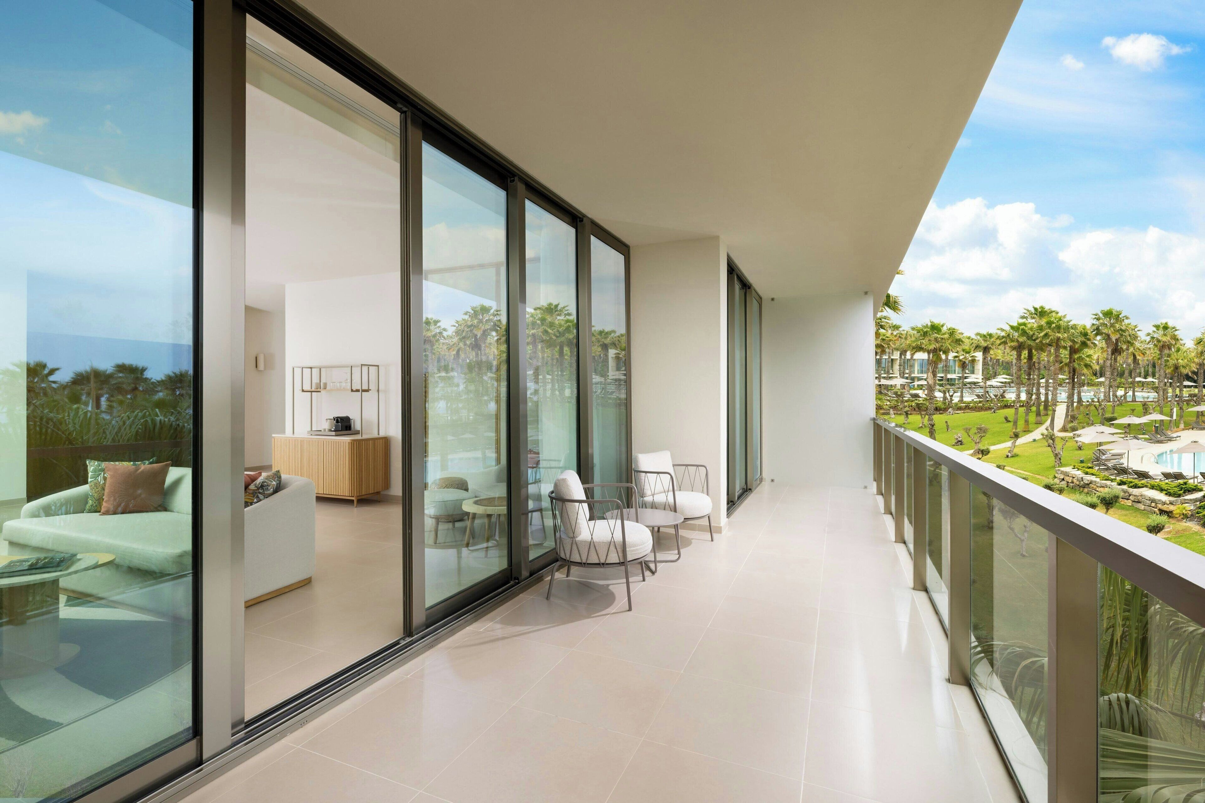 Suite Junior, 1 très grand lit et 1 canapé-lit, vue mer | Minibar, coffres-forts dans les chambres, rideaux occultants