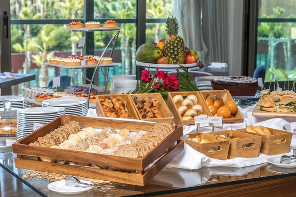 Petit déjeuner buffet (21 EUR par personne)