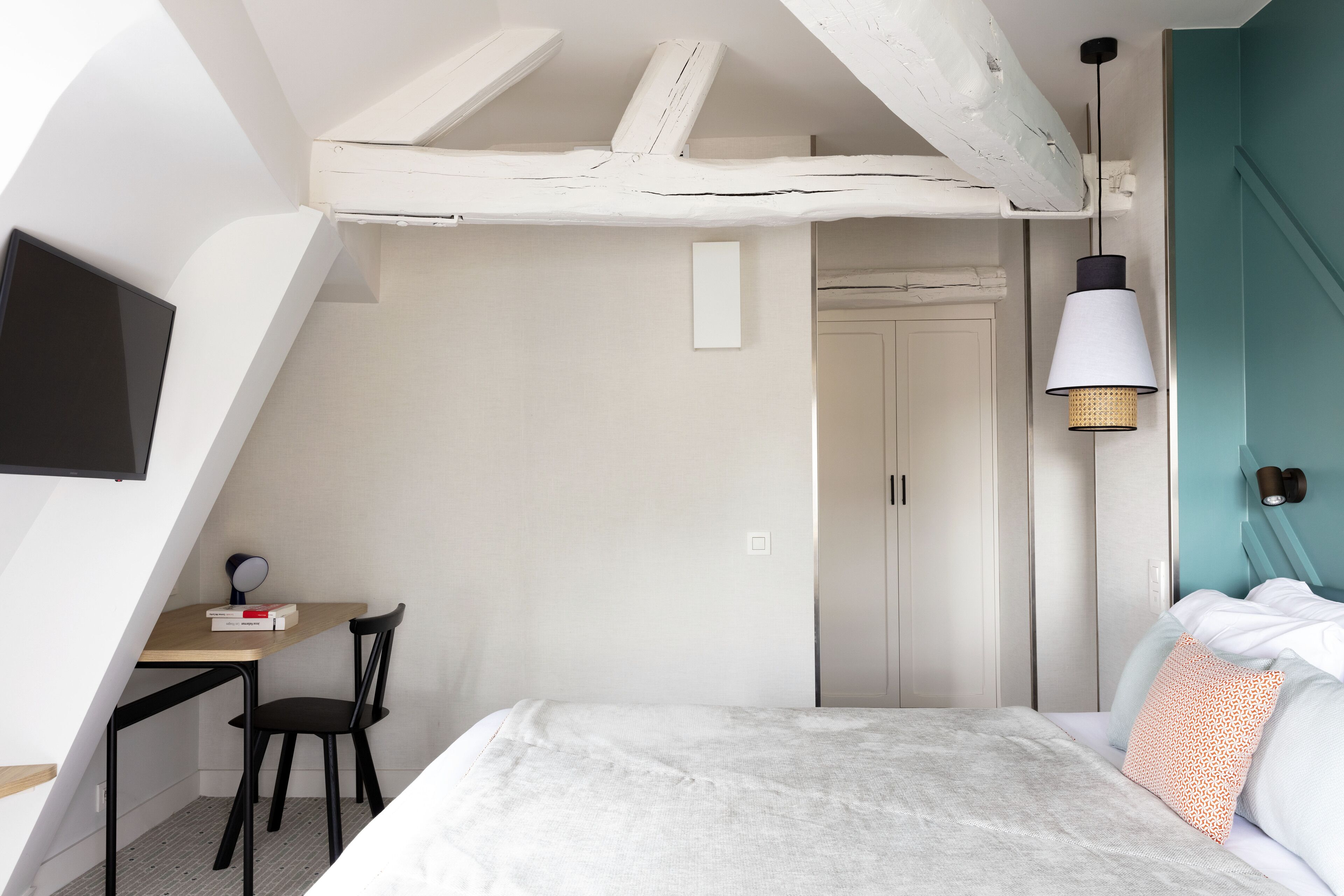 Ein Schlafzimmer mit einem Bett, einem Schreibtisch und einem Stuhl.