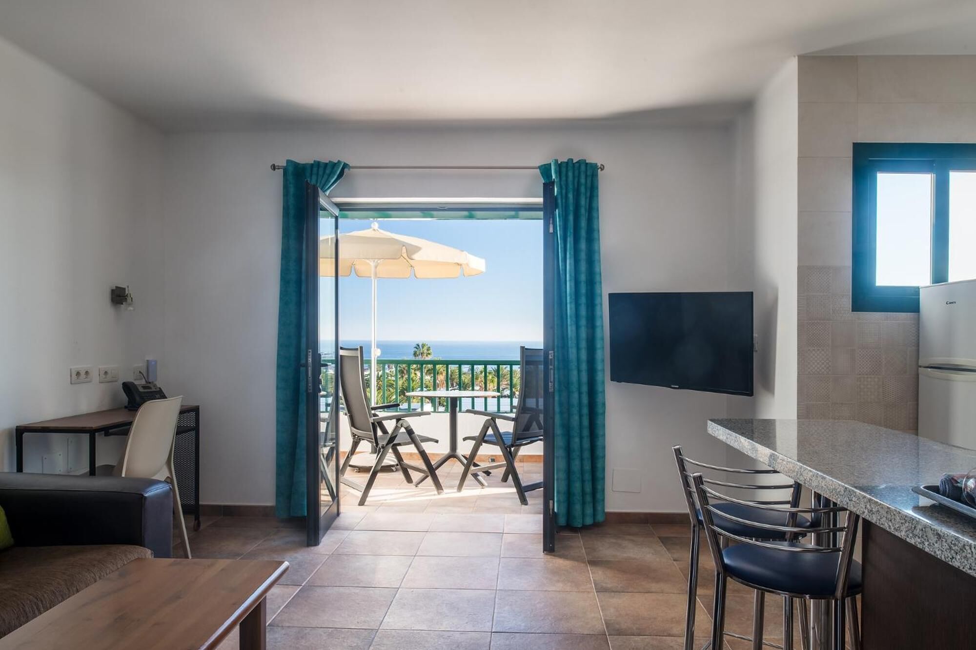 Una televisión de pantalla plana