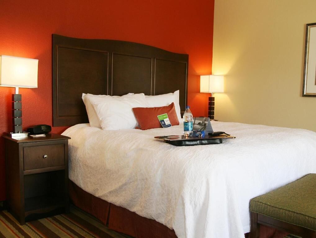 خزنة داخل الغرفة ومكواة/لوح كي وأسرّة أطفال/رضّع (مجانًا)