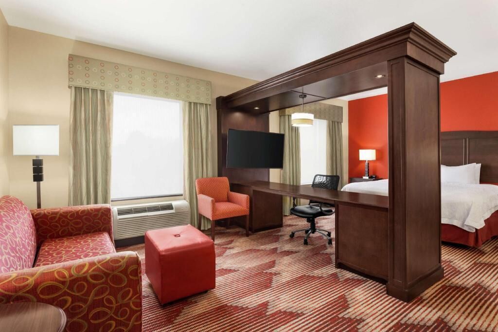 خزنة داخل الغرفة ومكواة/لوح كي وأسرّة أطفال/رضّع (مجانًا)