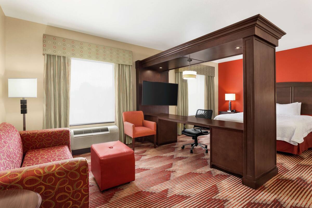 خزنة داخل الغرفة ومكواة/لوح كي وأسرّة أطفال/رضّع (مجانًا)