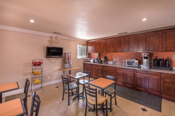 Free daily continental breakfast