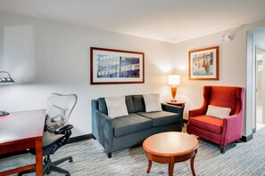 42-inch LCD TV with cable channels, TV - Hilton Garden Inn Milwaukee Airport (Milwaukee)