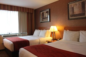 Desk, laptop workspace, iron/ironing board, free WiFi - Bellerose Inn (Bellerose)