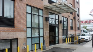 Property entrance - Bellerose Inn (Bellerose)