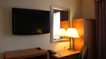 Standard Room, 1 Queen Bed, Non Smoking | Desk, laptop workspace, iron/ironing board, free WiFi