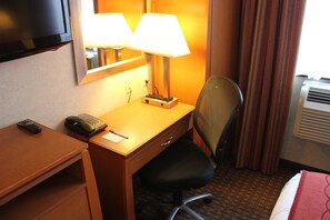 標準客房, 1 張加大雙人床, 非吸煙房 | 書桌、筆電工作空間、熨斗/熨衣板、免費無線上網