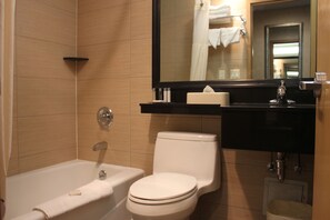 Habitación estándar, 1 cama de matrimonio, no fumadores | Baño | Ducha y bañera combinadas y bañera profunda