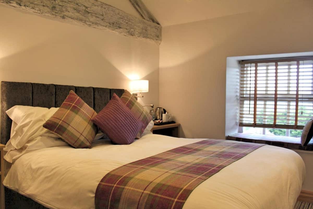 Snug Double | Desk, iron/ironing board, free WiFi, bed sheets