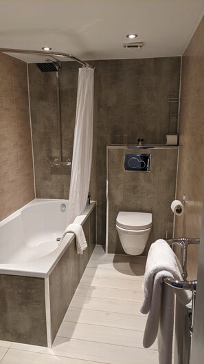 Superior Double Room | Bathroom | Combined shower/tub, free toiletries, hair dryer, towels - Healds Hall Hotel (Liversedge)