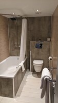 Habitación doble superior | Baño | Ducha y bañera combinadas y artículos de higiene personal gratuitos