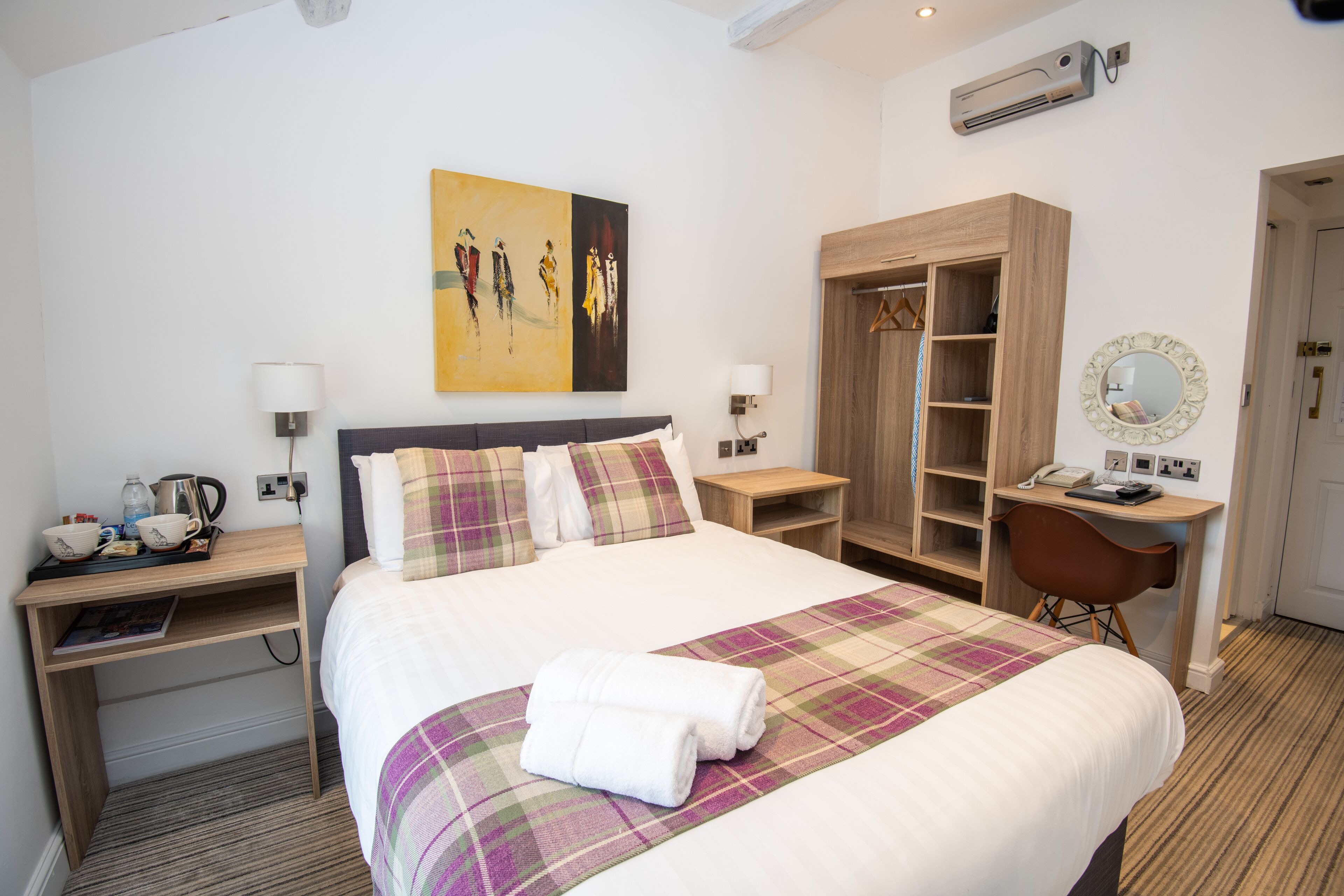 snug double | desk, iron/ironing board, free wifi, bed sheets