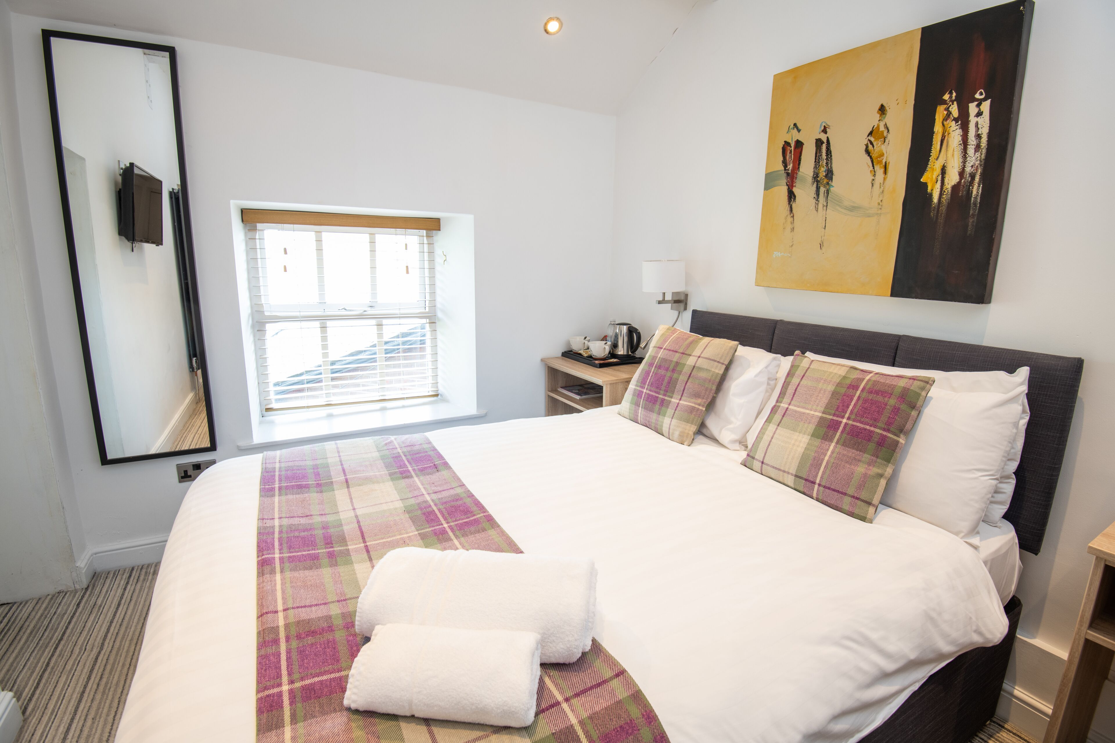 snug double | desk, iron/ironing board, free wifi, bed sheets