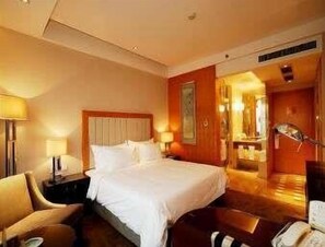 Minibar, in-room safe, desk, iron/ironing board