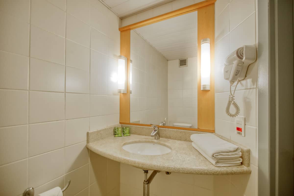 shower, rainfall showerhead, free toiletries, hair dryer
