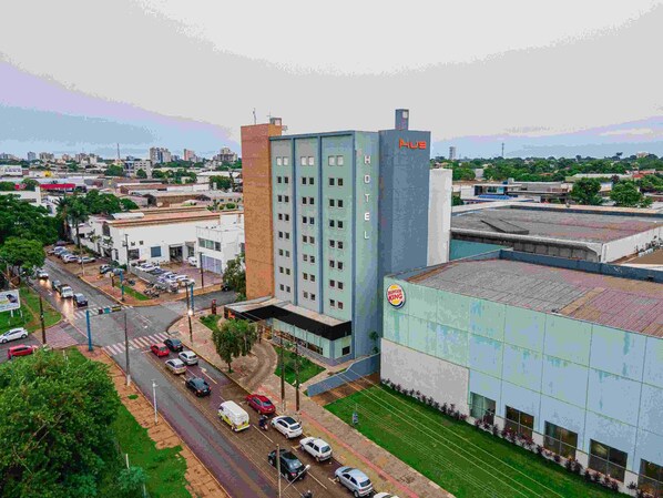 Un hôtel reconnaissable à son grand panneau « HUS », entouré d’un parking et situé en face d’un restaurant Burger King.