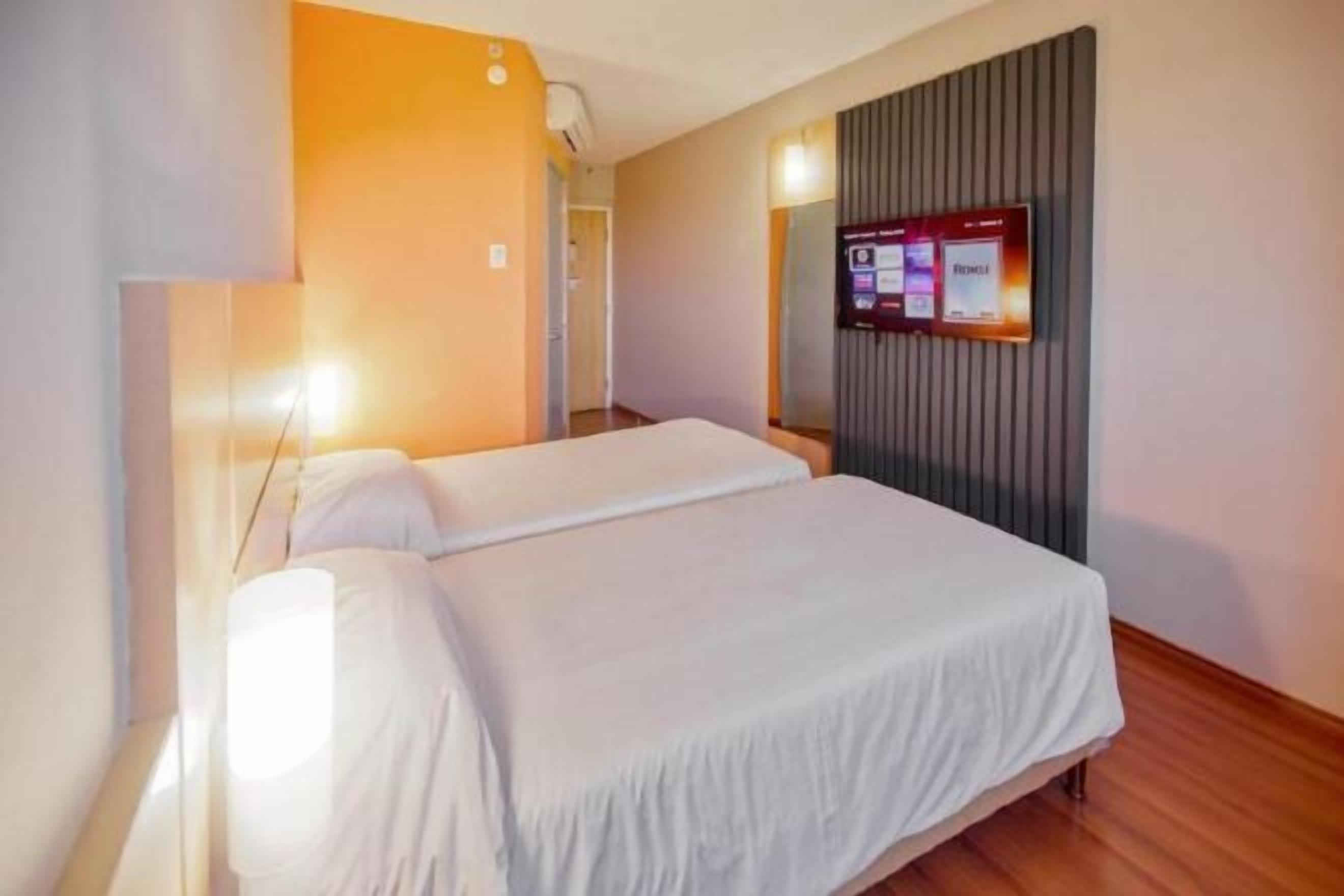 ミニバー、ノートパソコン用作業スペース、WiFi (無料)、ベッドシーツ