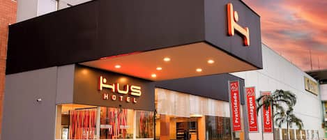 Majoituspaikan julkisivu illalla/yöllä