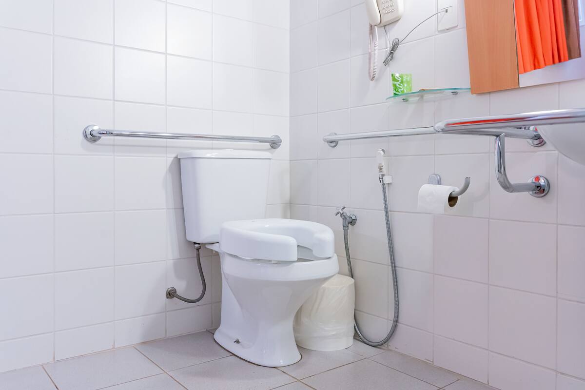 shower, rainfall showerhead, free toiletries, hair dryer