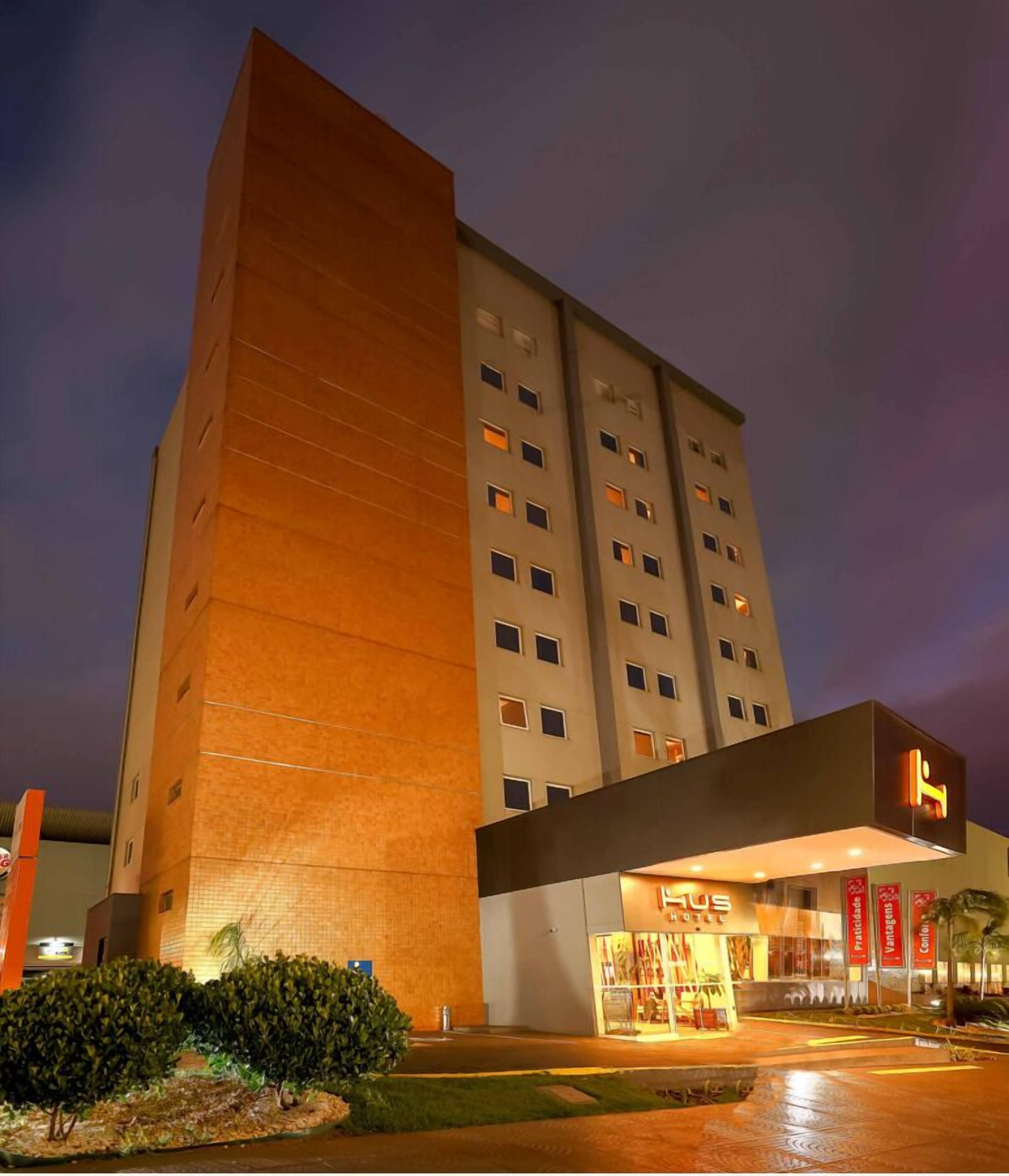 Fachada da propriedade à noite