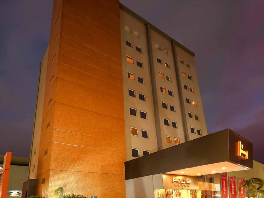 Voorkant accommodatie - avond/nacht