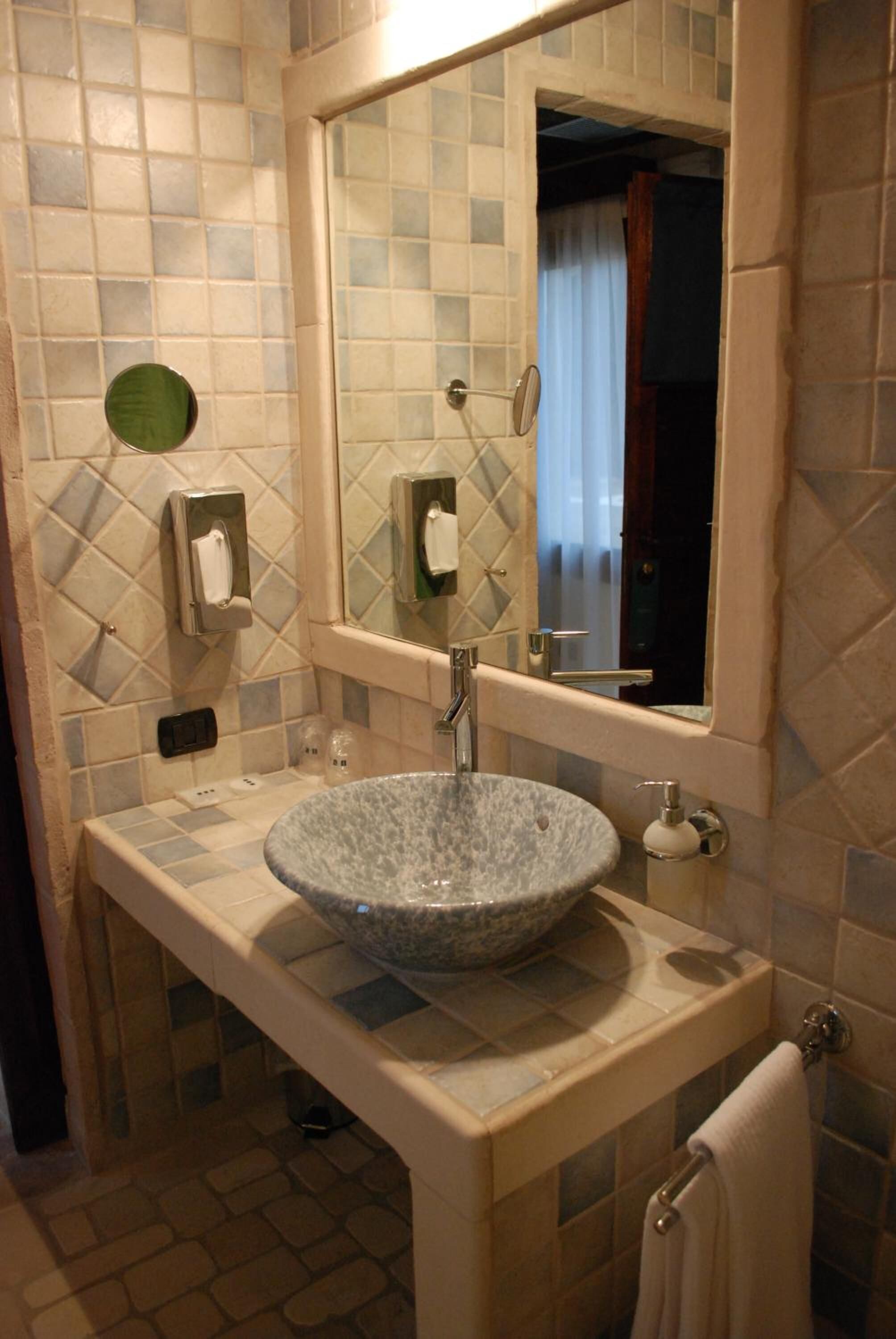 combined shower/bathtub, rainfall showerhead, free toiletries