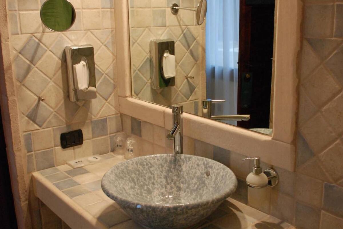 combined shower/bathtub, rainfall showerhead, free toiletries