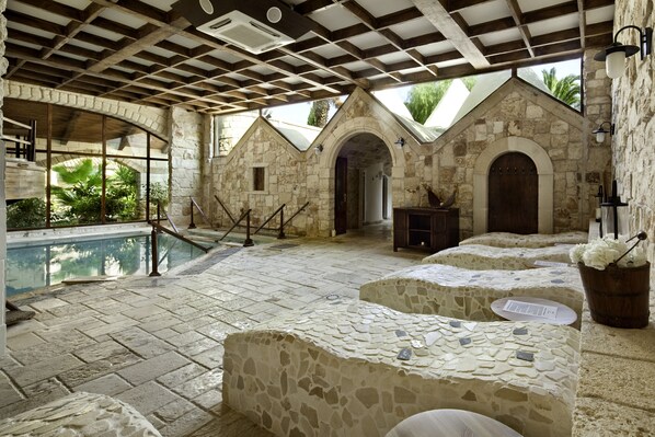 Turkish bath/hammam, body treatments, mud baths, aromatherapy - UNAHOTELS Regina Bari (Noicattaro)