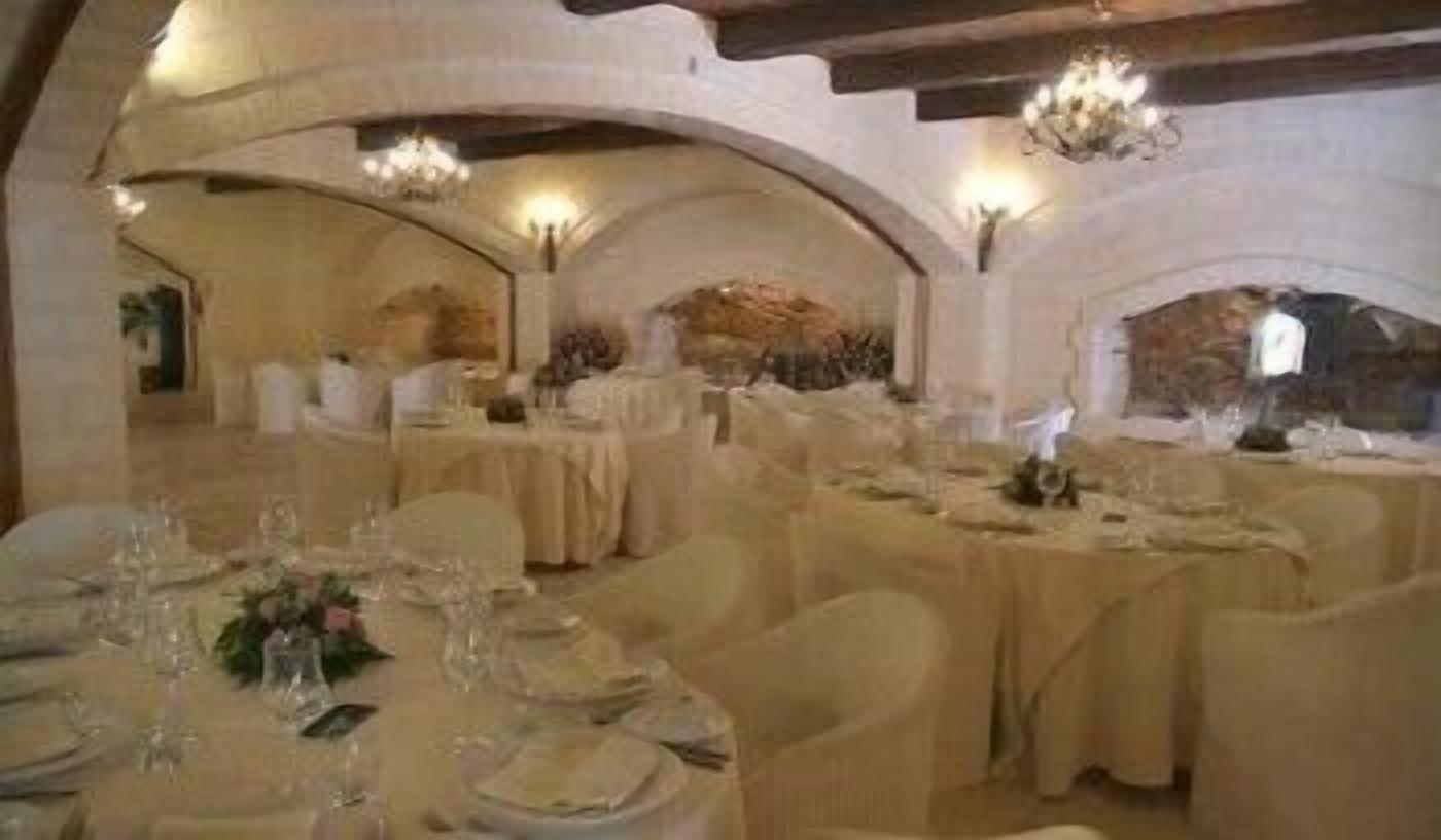 breakfast, lunch and dinner served