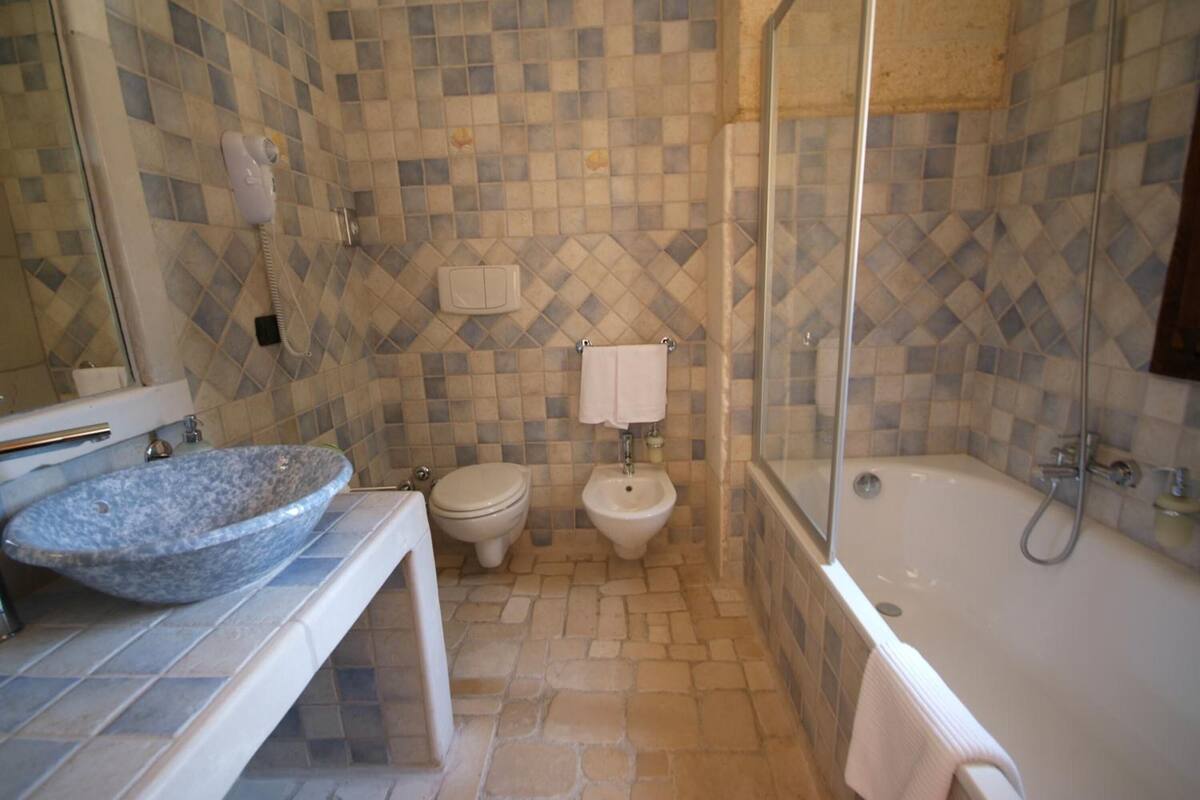 combined shower/bathtub, rainfall showerhead, free toiletries