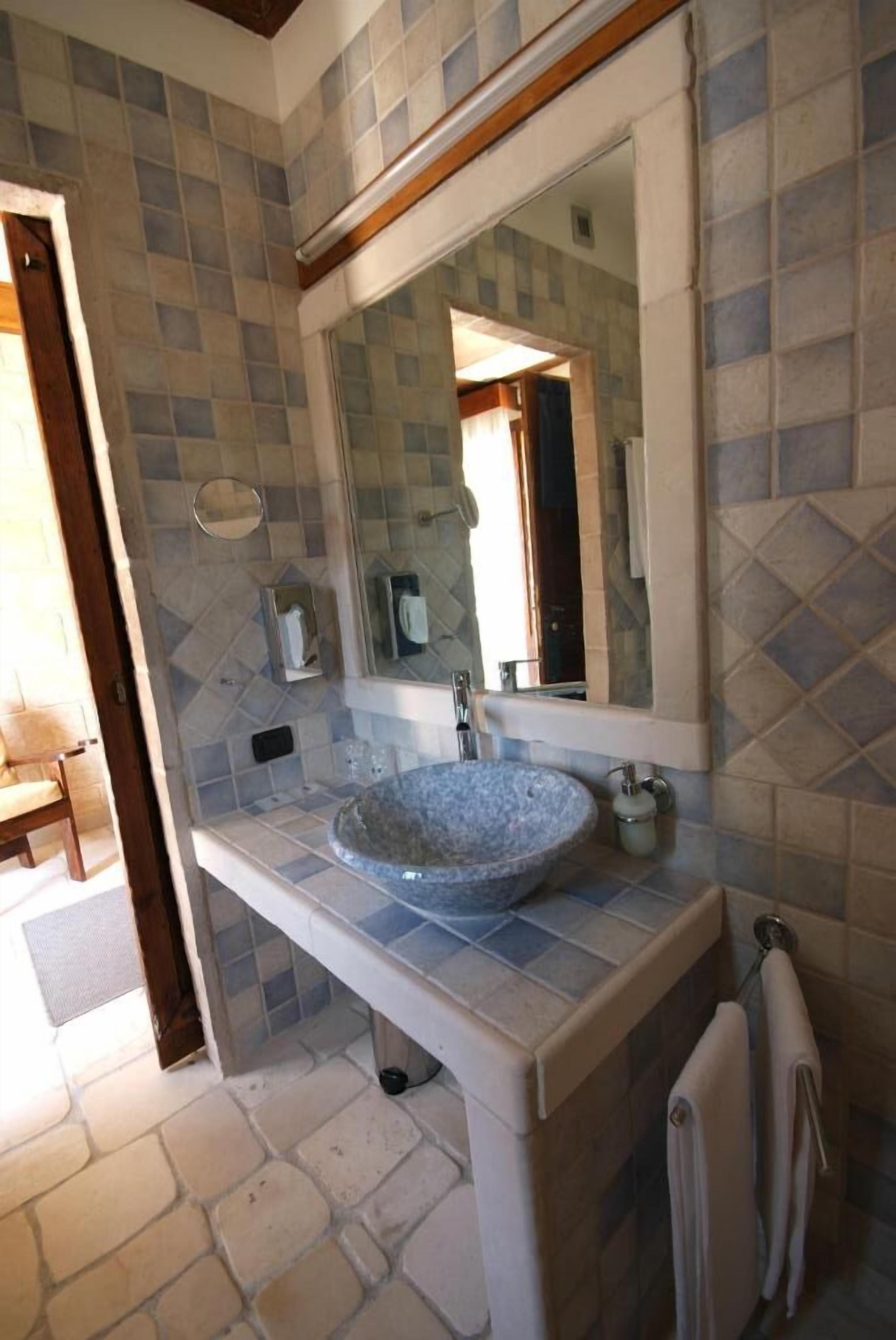 combined shower/bathtub, rainfall showerhead, free toiletries