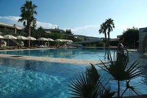 Piscina coberta, piscina a l'aire lliure i para-sols