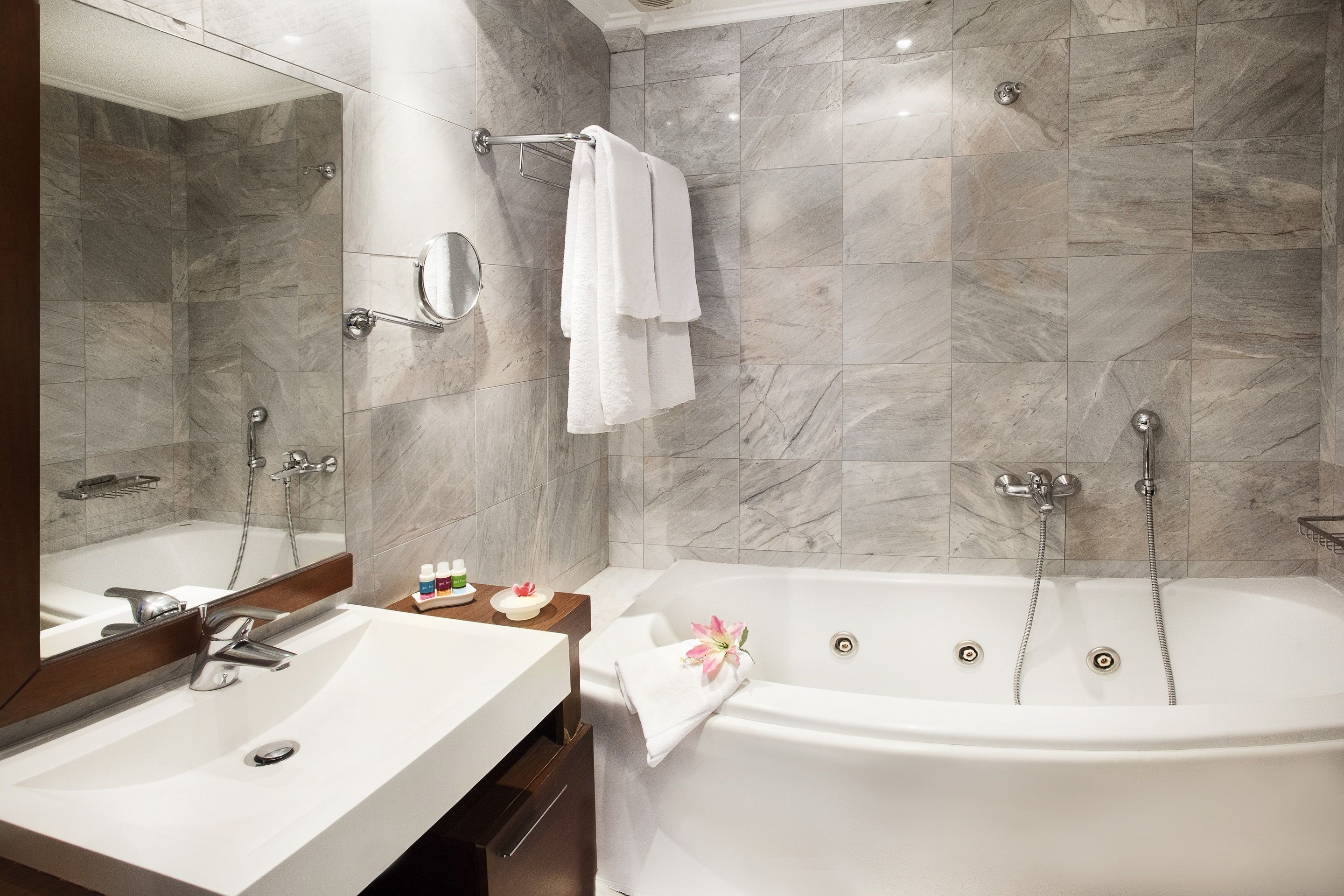 junior suite | bathroom | free toiletries, hair dryer, slippers, towels
