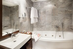 Suite junior | Baño | Amenidades de baño gratuitas, secadora de cabello, pantuflas, toallas 