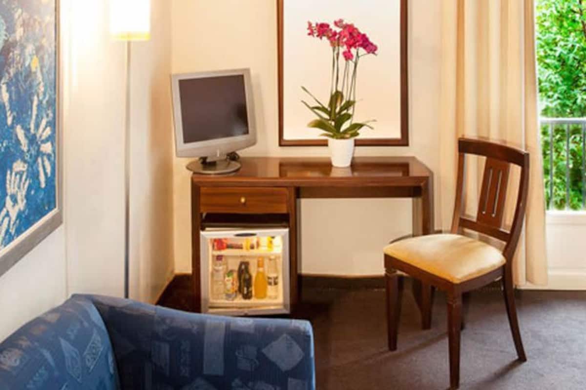 comfort double or twin room | in-room safe, desk, soundproofing, iron/ironing board