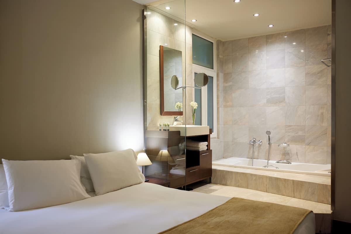 Premium Suite | In-room safe, desk, soundproofing, iron/ironing board