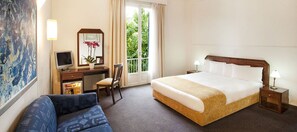 Zimmersafe, Schreibtisch, schallisolierte Zimmer, Bügeleisen/Bügelbrett
