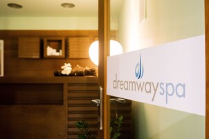 Uma área de recepção com porta de vidro exibindo o logotipo 'dreamwayspa'.