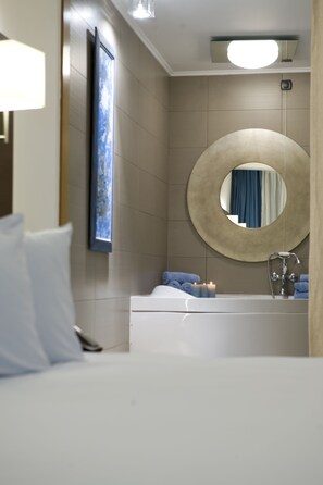 Presidential Suite, Sea View | Bathroom | Free toiletries, hair dryer, bathrobes, slippers - Domotel Xenia Volou (Volos)
