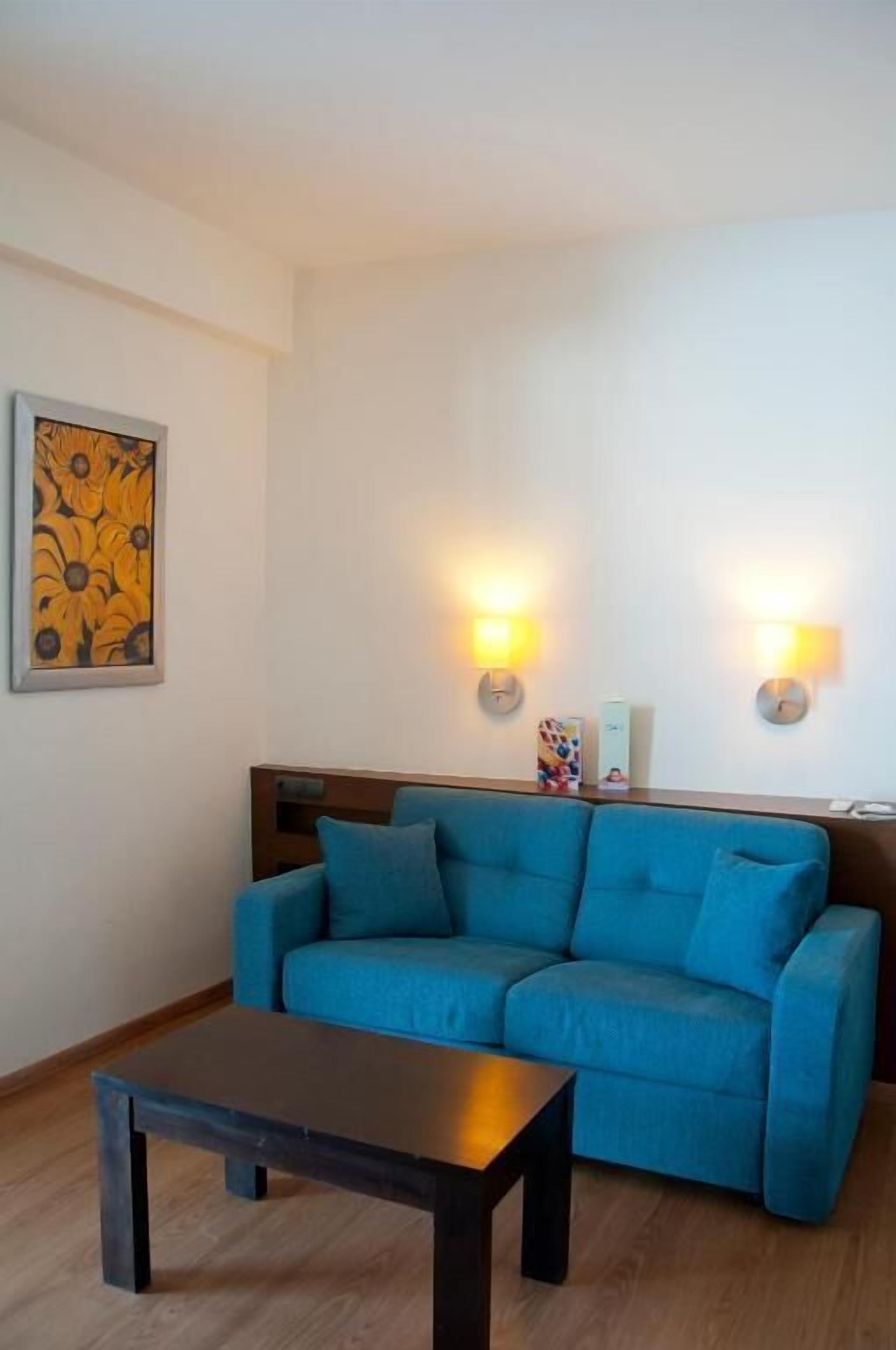 junior suite, sea view | living room | 18-inch flat-screen tv with satellite channels, tv, computer