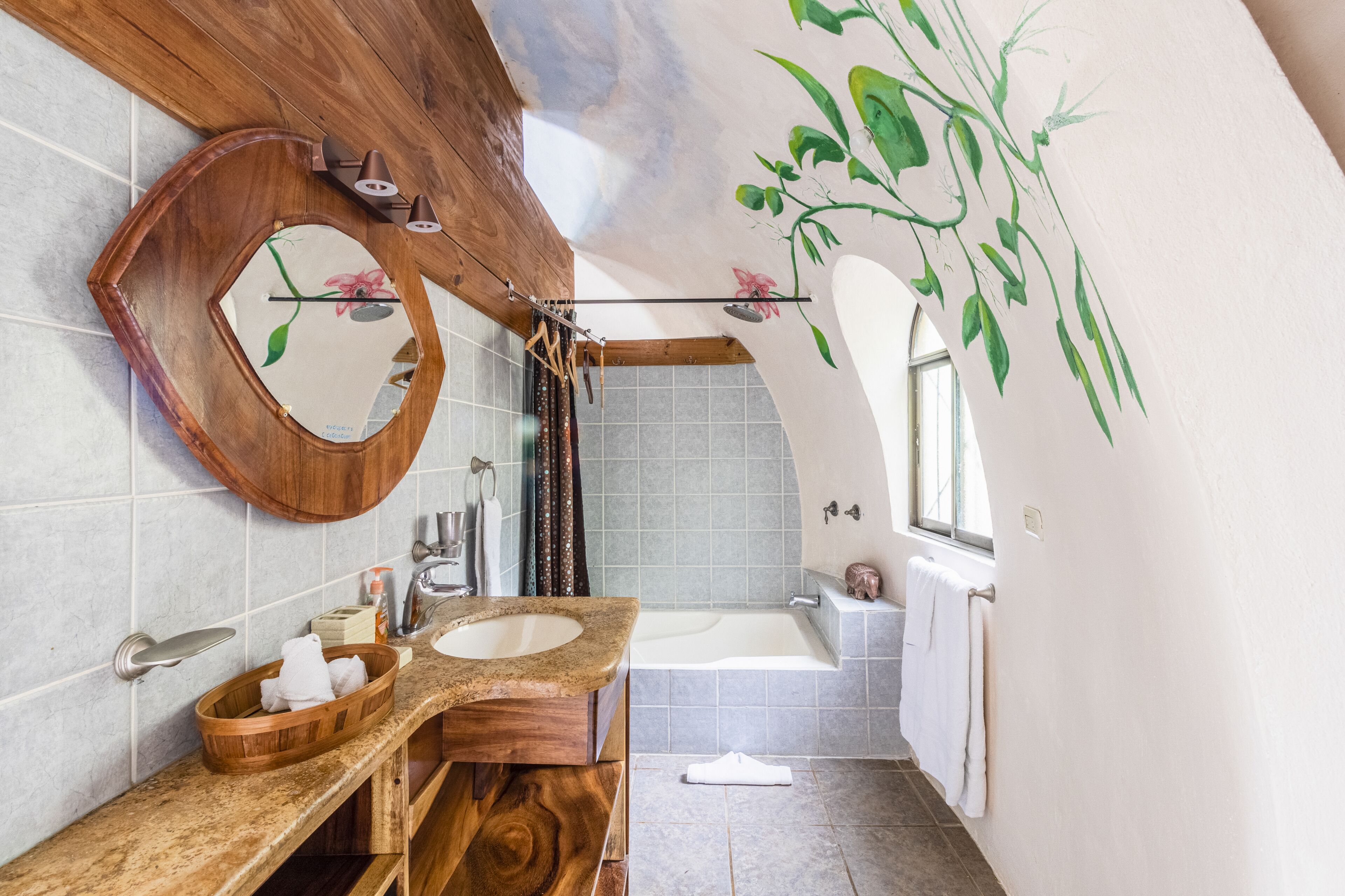 tree top dome | bathroom | free toiletries, hair dryer, towels, soap