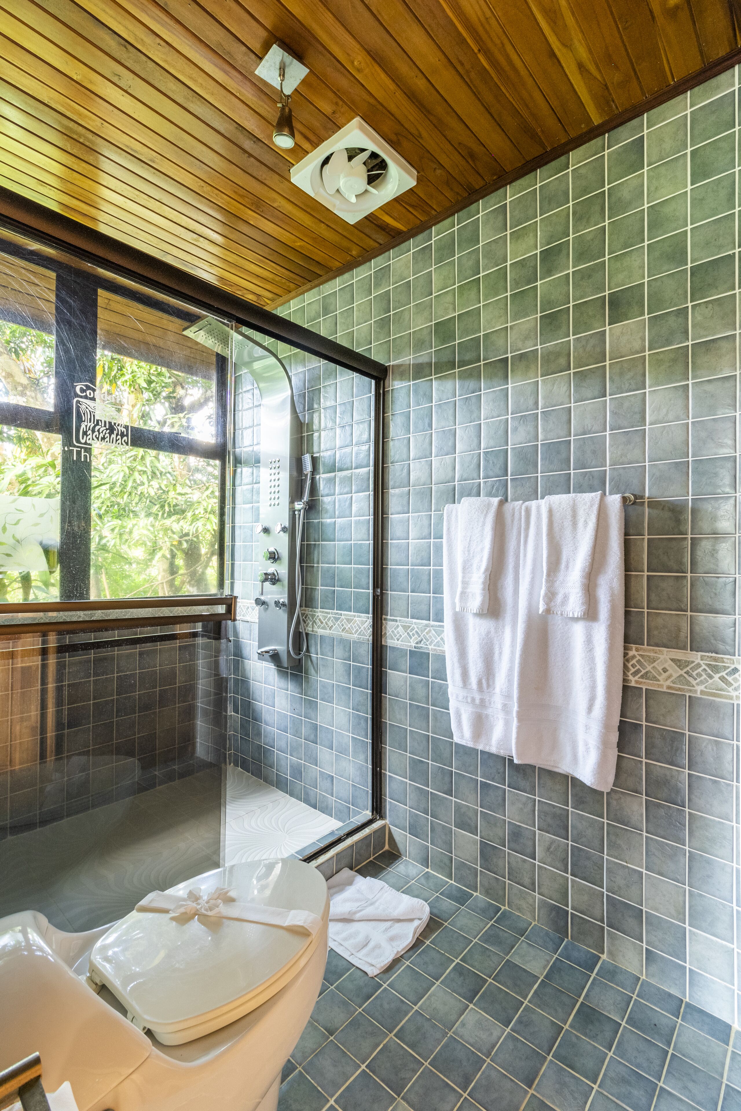Toucan Suite | Bathroom | Free toiletries, hair dryer (on request), towels, soap